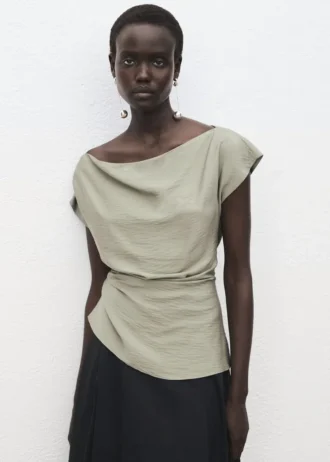 Modalbluse mit asymmetrischem Kragen Modalbluse mit asymmetrischem Kragen
