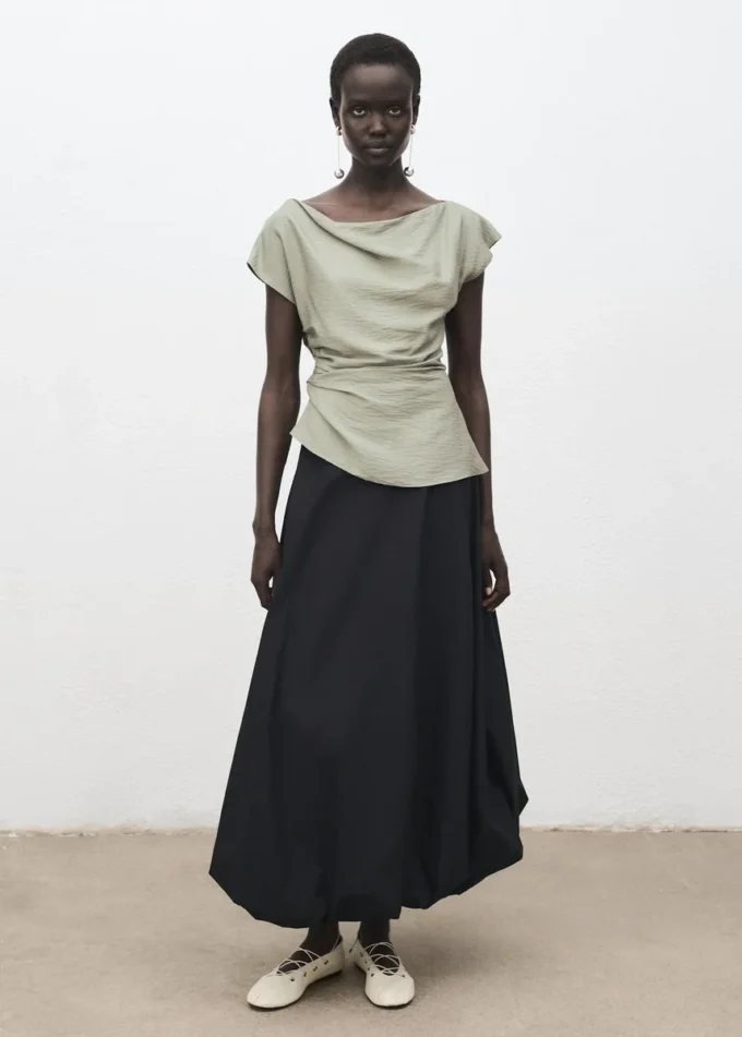 Modalbluse mit asymmetrischem Kragen Modalbluse mit asymmetrischem Kragen