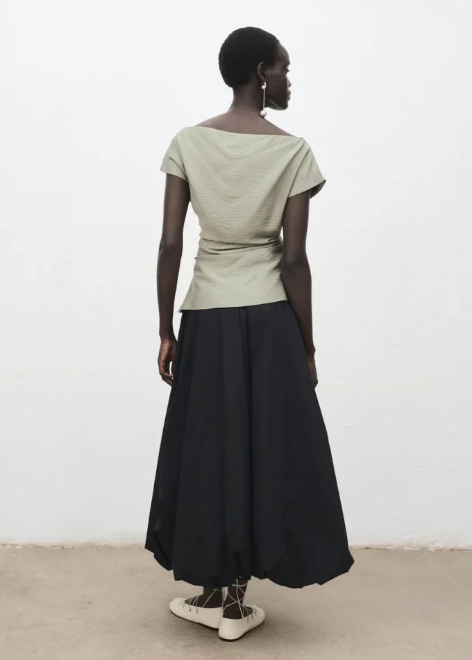 Modalbluse mit asymmetrischem Kragen Modalbluse mit asymmetrischem Kragen