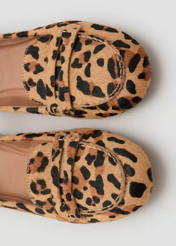 Mokassins aus Leder mit Leopardenmuster