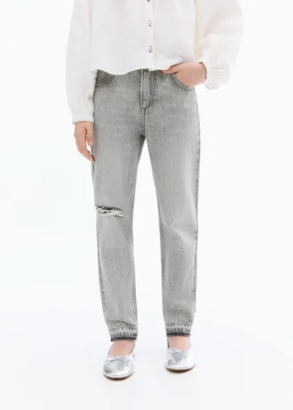Mom-Fit-Jeans mit dekorativen Rissen