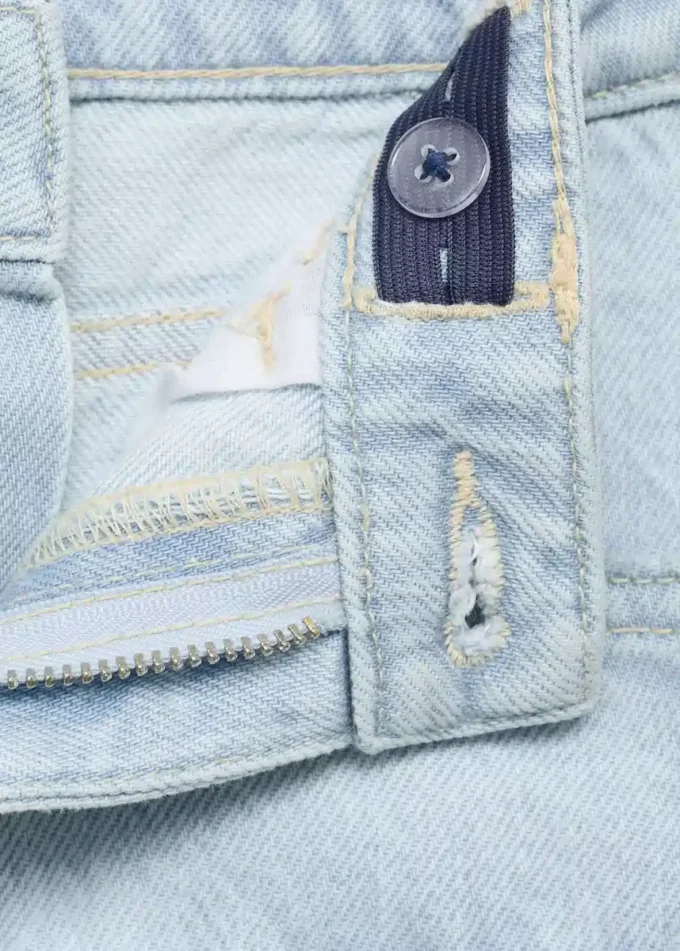 Mom-Fit-Jeans mit dekorativen Rissen Mom-Fit-Jeans mit dekorativen Rissen