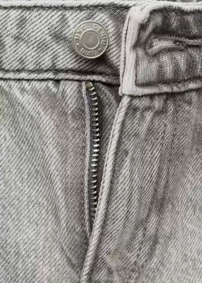 Mom-Fit-Jeans mit dekorativen Rissen Mom-Fit-Jeans mit dekorativen Rissen