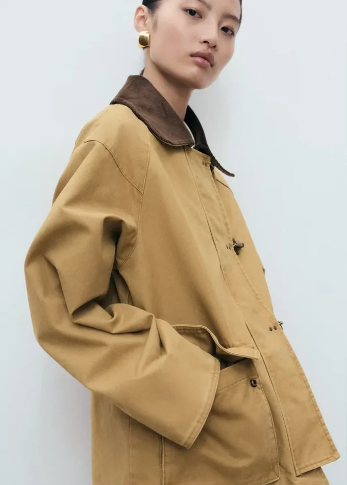 Oversized-Barnjacke mit kontrastierendem Kragen Oversized-Barnjacke mit kontrastierendem Kragen