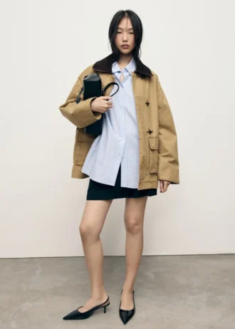 Oversized-Barnjacke mit kontrastierendem Kragen Oversized-Barnjacke mit kontrastierendem Kragen