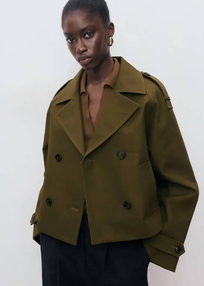 Oversized kurzer Zweireiher-Trenchcoat
