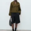 Oversized kurzer Zweireiher-Trenchcoat