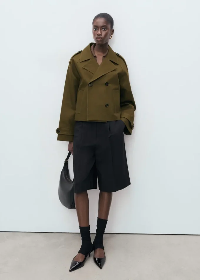 Oversized kurzer Zweireiher-Trenchcoat