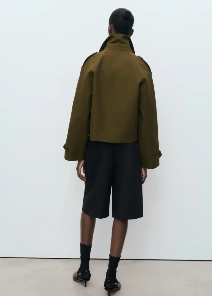 Oversized kurzer Zweireiher-Trenchcoat