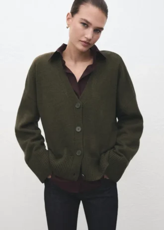 Oversized-Strickjacke mit V-Ausschnitt Oversized-Strickjacke mit V-Ausschnitt