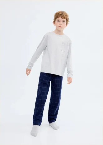 Packung mit karierten Pyjamas