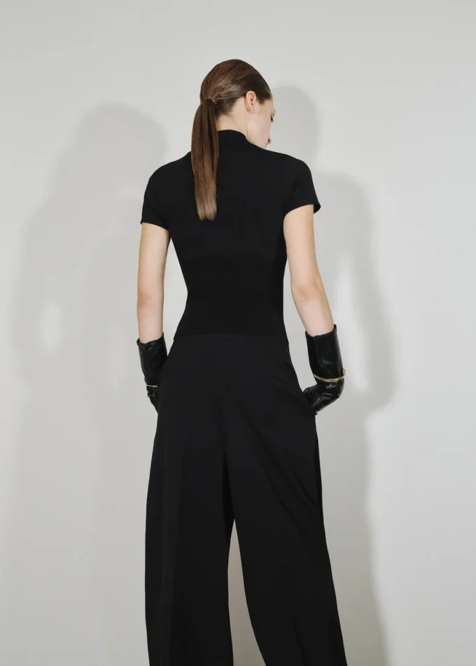 Perkins-Kragen-Pullover mit Cut-out Perkins-Kragen-Pullover mit Cut-out