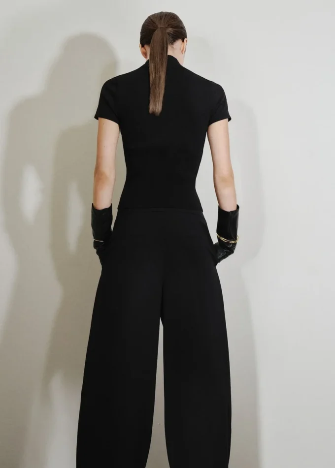 Perkins-Kragen-Pullover mit Cut-out Perkins-Kragen-Pullover mit Cut-out