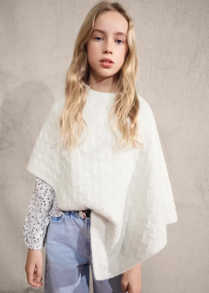 Poncho mit Zopfmuster Poncho mit Zopfmuster