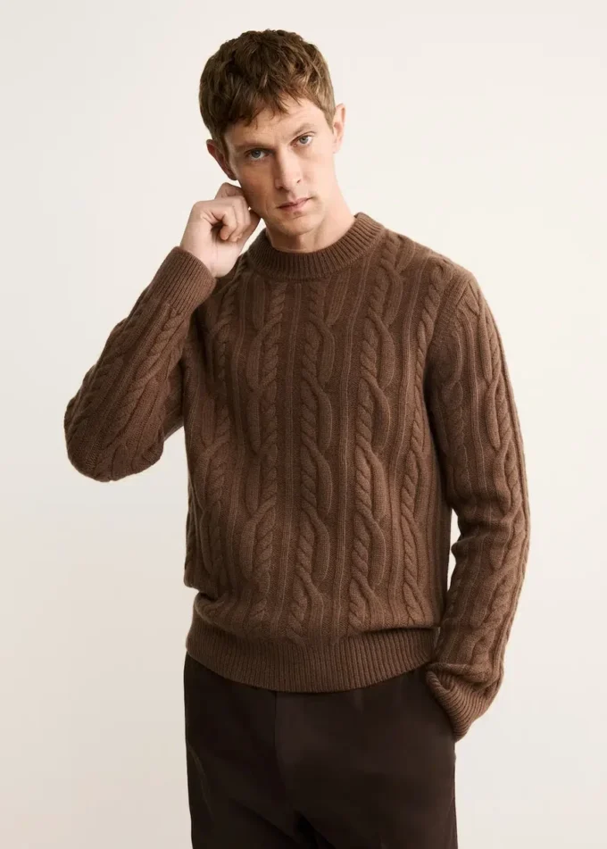 Pullover aus 100 % Wolle mit Zopfmuster Pullover aus 100 % Wolle mit Zopfmuster