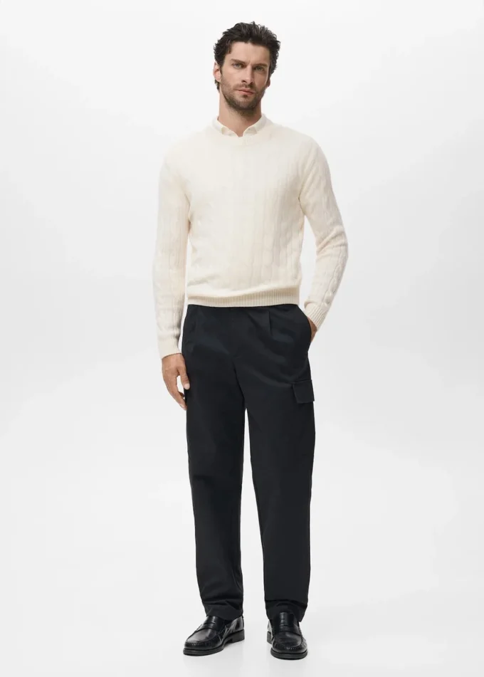 Pullover aus 100 % Wolle mit Zopfmuster Pullover aus 100 % Wolle mit Zopfmuster