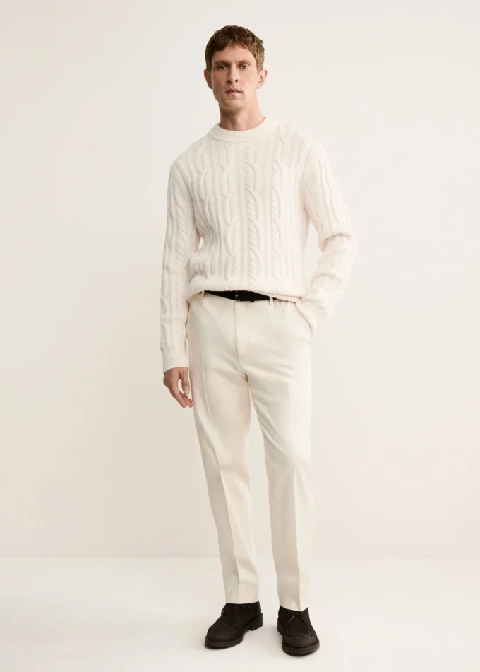 Pullover aus 100 % Wolle mit Zopfmuster Pullover aus 100 % Wolle mit Zopfmuster