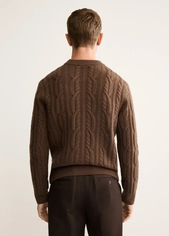 Pullover aus 100 % Wolle mit Zopfmuster Pullover aus 100 % Wolle mit Zopfmuster