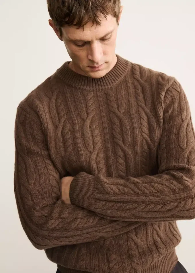 Pullover aus 100 % Wolle mit Zopfmuster Pullover aus 100 % Wolle mit Zopfmuster