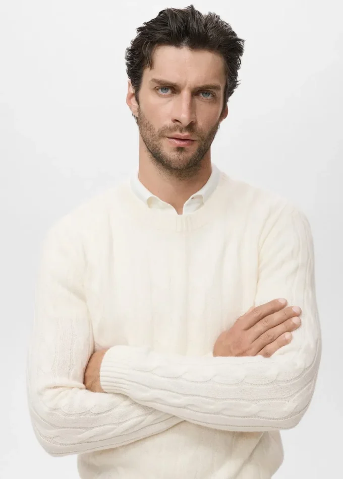 Pullover aus 100 % Wolle mit Zopfmuster Pullover aus 100 % Wolle mit Zopfmuster