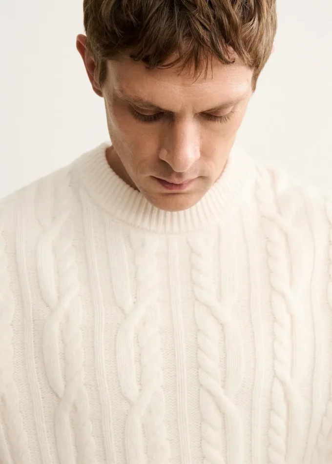 Pullover aus 100 % Wolle mit Zopfmuster Pullover aus 100 % Wolle mit Zopfmuster