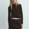 Pullover mit asymmetrischem Ausschnitt und Knöpfen Pullover mit asymmetrischem Ausschnitt und Knöpfen
