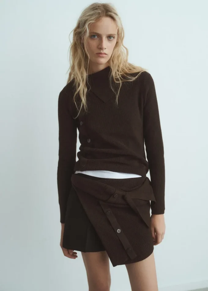 Pullover mit asymmetrischem Ausschnitt und Knöpfen Pullover mit asymmetrischem Ausschnitt und Knöpfen