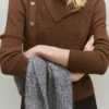 Pullover mit asymmetrischem Ausschnitt und Knöpfen Pullover mit asymmetrischem Ausschnitt und Knöpfen