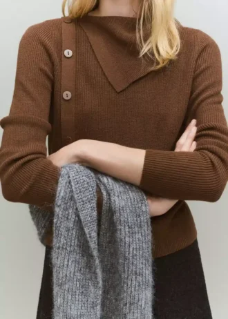 Pullover mit asymmetrischem Ausschnitt und Knöpfen