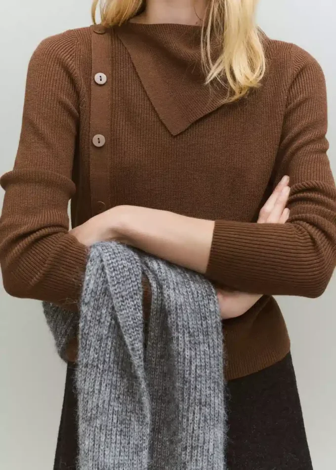 Pullover mit asymmetrischem Ausschnitt und Knöpfen Pullover mit asymmetrischem Ausschnitt und Knöpfen