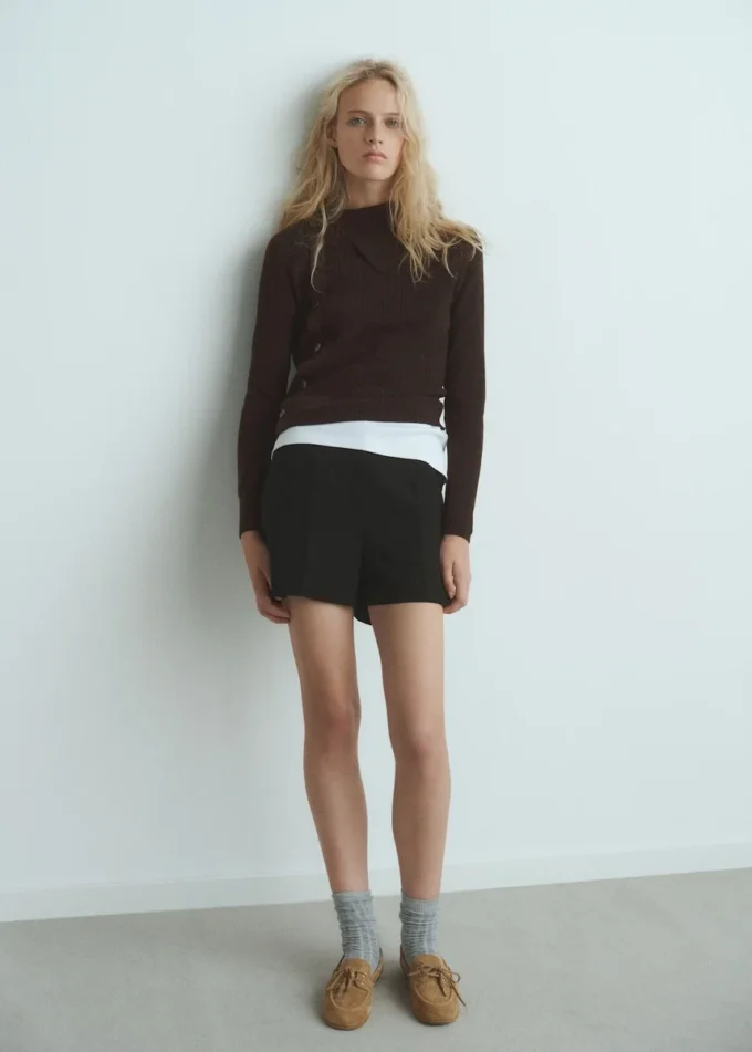Pullover mit asymmetrischem Ausschnitt und Knöpfen Pullover mit asymmetrischem Ausschnitt und Knöpfen
