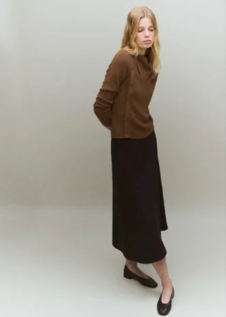 Pullover mit asymmetrischem Ausschnitt und Knöpfen