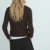 Pullover mit asymmetrischem Ausschnitt und Knöpfen Pullover mit asymmetrischem Ausschnitt und Knöpfen