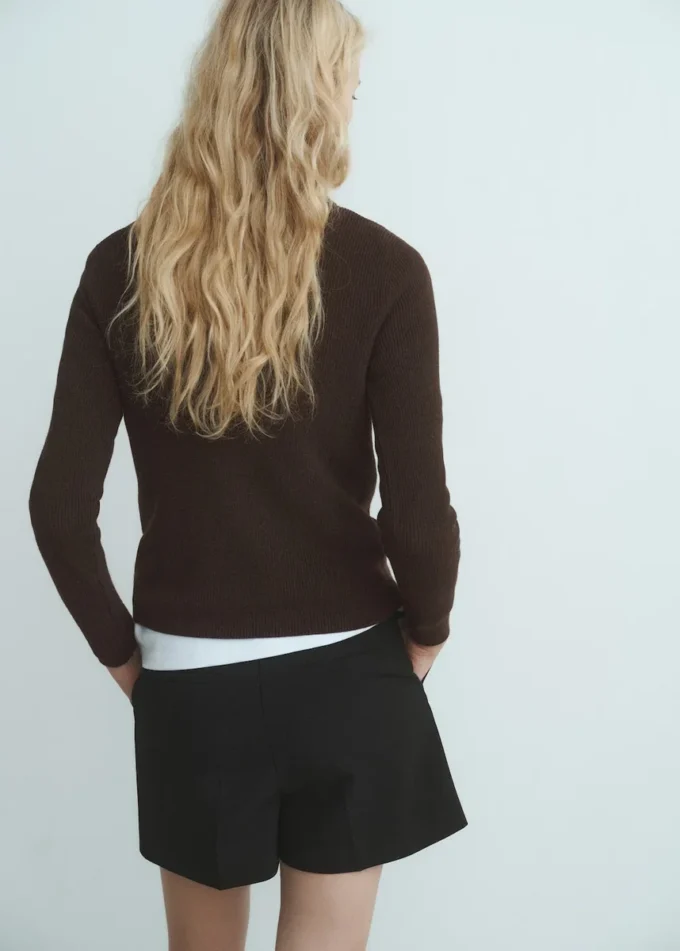 Pullover mit asymmetrischem Ausschnitt und Knöpfen Pullover mit asymmetrischem Ausschnitt und Knöpfen