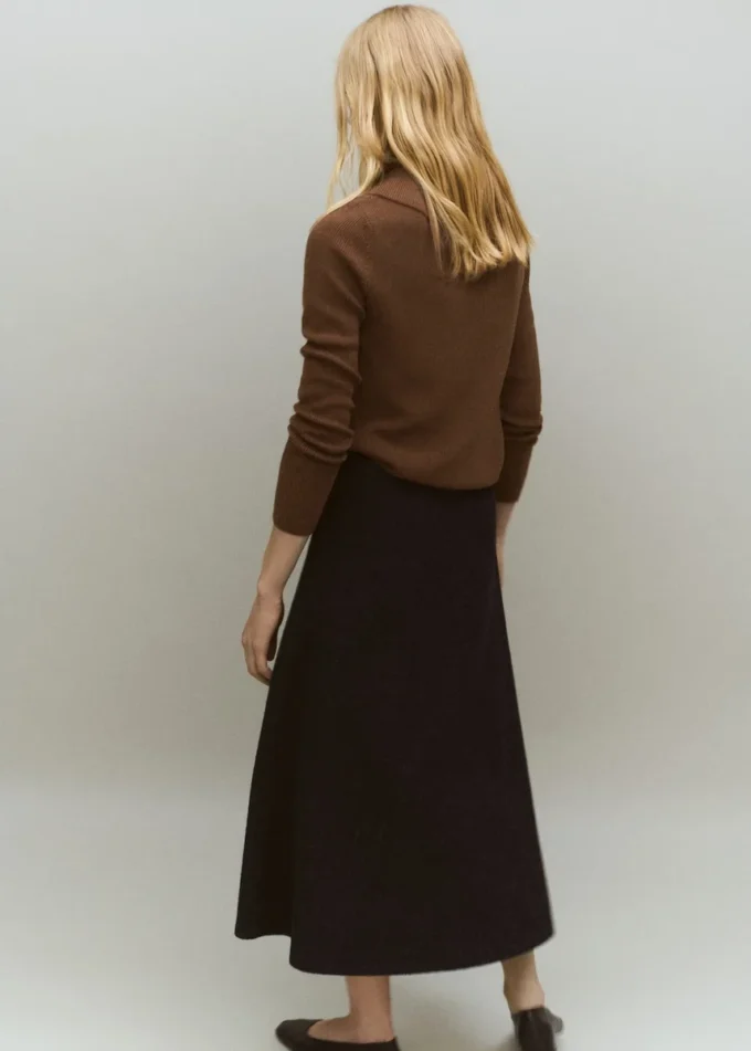 Pullover mit asymmetrischem Ausschnitt und Knöpfen Pullover mit asymmetrischem Ausschnitt und Knöpfen