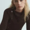 Pullover mit asymmetrischem Ausschnitt und Knöpfen Pullover mit asymmetrischem Ausschnitt und Knöpfen