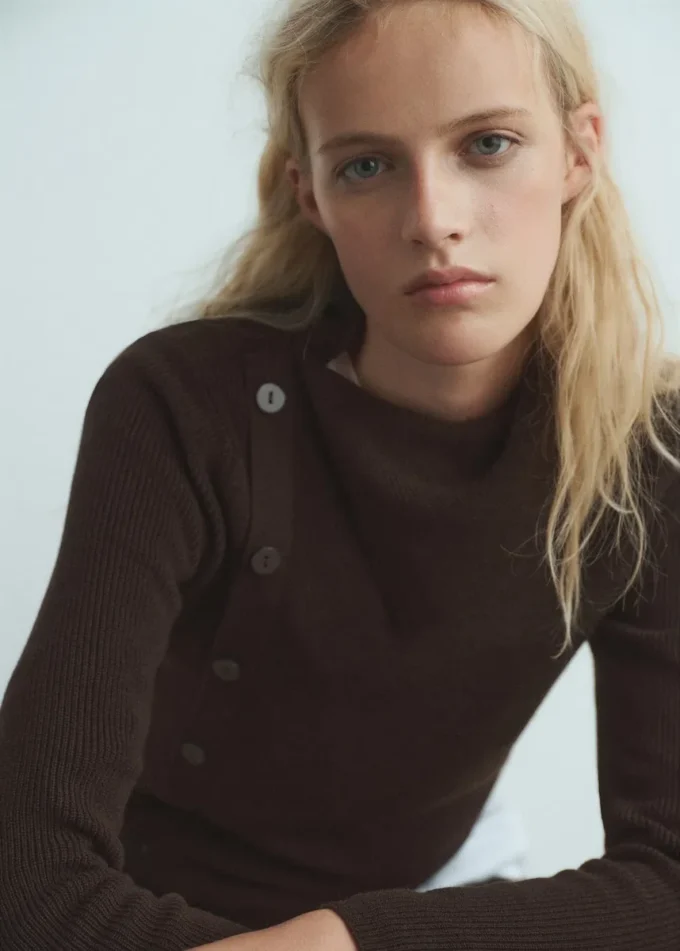 Pullover mit asymmetrischem Ausschnitt und Knöpfen Pullover mit asymmetrischem Ausschnitt und Knöpfen