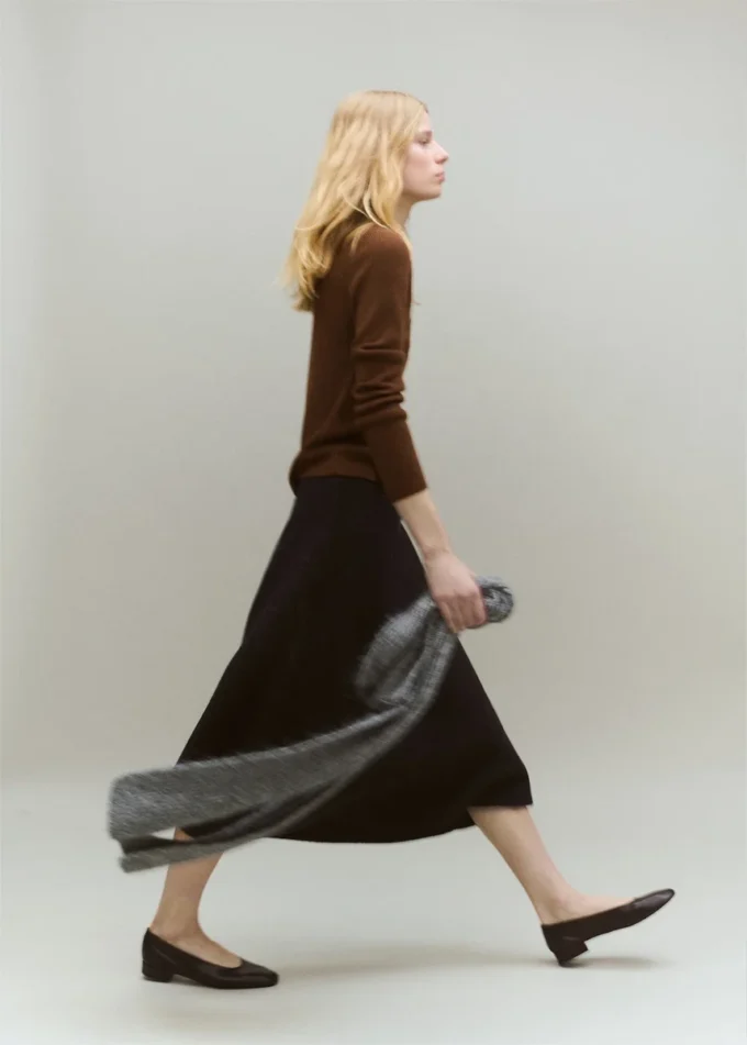Pullover mit asymmetrischem Ausschnitt und Knöpfen Pullover mit asymmetrischem Ausschnitt und Knöpfen