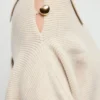 Pullover mit asymmetrischem Ausschnitt und Schmuckknöpfen