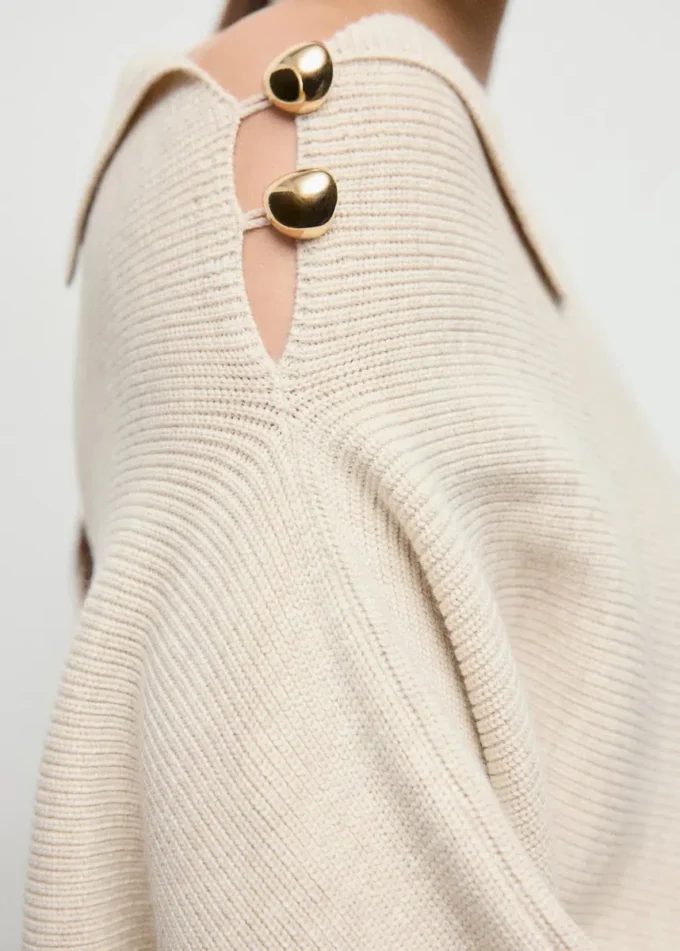 Pullover mit asymmetrischem Ausschnitt und Schmuckknöpfen