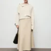 Pullover mit asymmetrischem Ausschnitt und Schmuckknöpfen