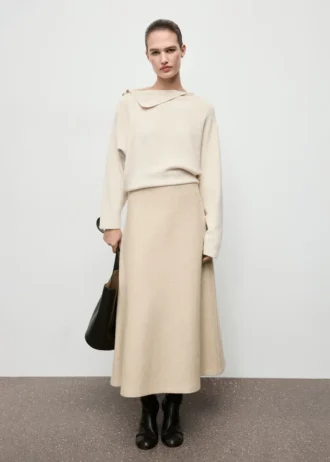 Pullover mit asymmetrischem Ausschnitt und Schmuckknöpfen