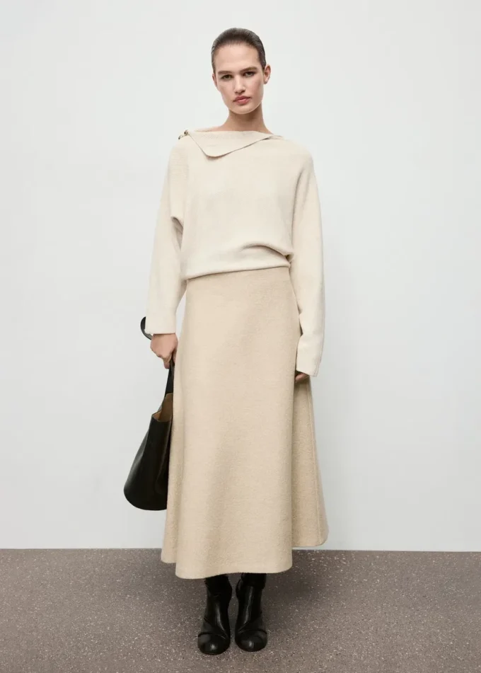 Pullover mit asymmetrischem Ausschnitt und Schmuckknöpfen