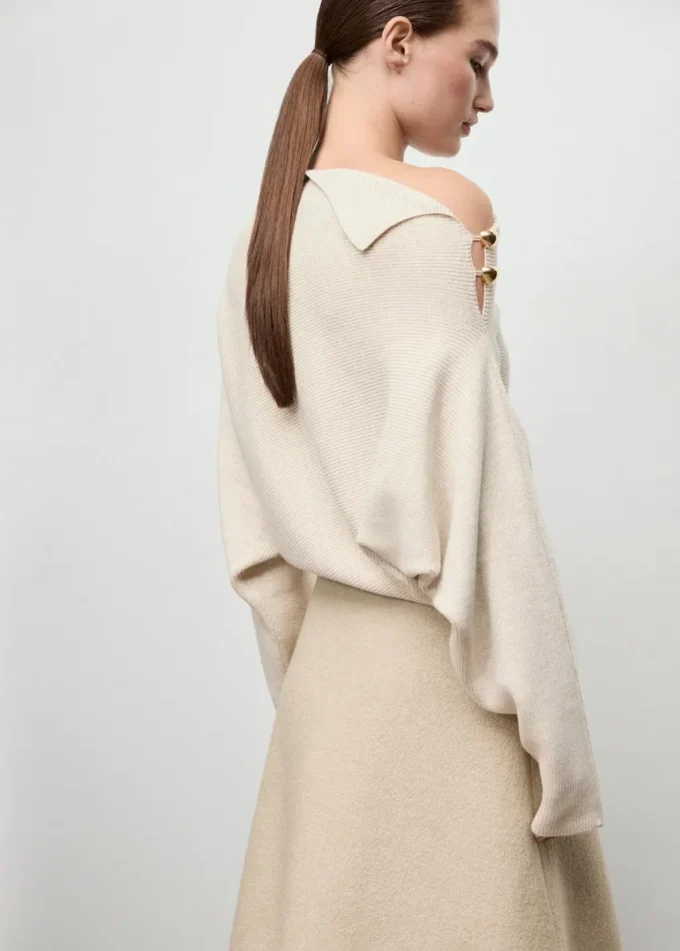 Pullover mit asymmetrischem Ausschnitt und Schmuckknöpfen