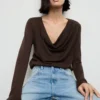 Pullover mit drapiertem Ausschnitt Pullover mit drapiertem Ausschnitt