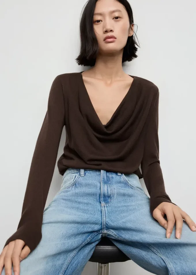Pullover mit drapiertem Ausschnitt Pullover mit drapiertem Ausschnitt