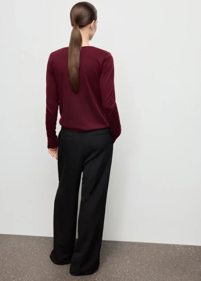 Pullover mit drapiertem Ausschnitt Pullover mit drapiertem Ausschnitt