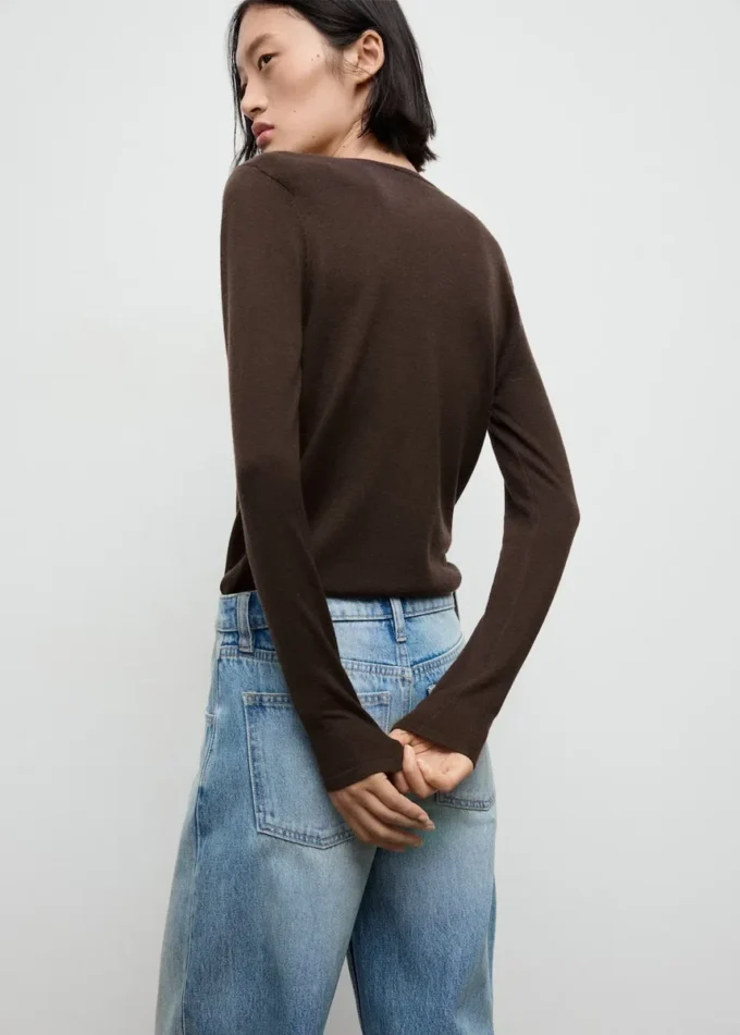 Pullover mit drapiertem Ausschnitt Pullover mit drapiertem Ausschnitt