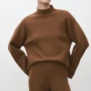 Pullover mit hohem Kragen Pullover mit hohem Kragen