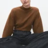 Pullover mit hohem Kragen Pullover mit hohem Kragen